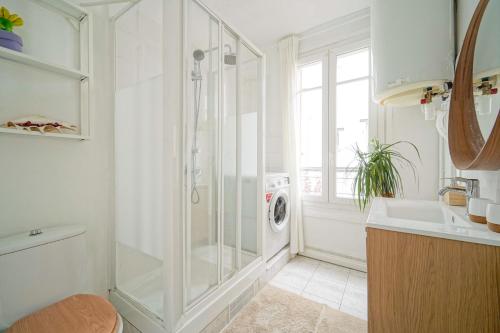 Ένα μπάνιο στο Appartement idéal famille, en duplex et au calme, au pied du métro "Mairie de Saint Ouen"