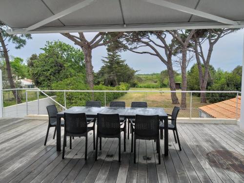 - une table et des chaises sur la terrasse d'une maison dans l'établissement Plaisance, à Saint-Georges-dʼOléron