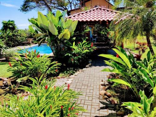 Zahrada ubytování Casa Macondo 3 bdrm w private pool, close to beach, Esterillos Oeste