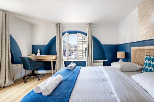- une chambre bleue avec un lit et un bureau dans l'établissement Close to Center of Paris I Fully equipped, à Paris