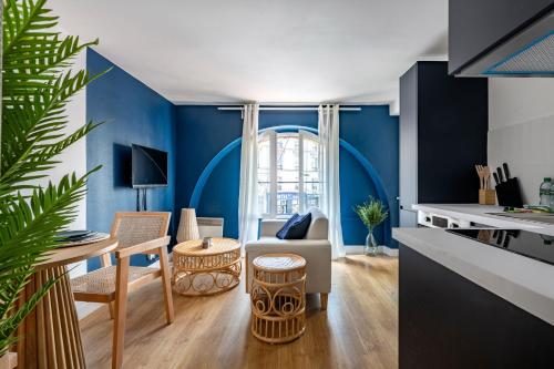 d'un salon avec des murs bleus et une table. dans l'établissement Close to Center of Paris I Fully equipped, à Paris