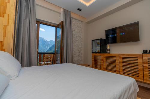 Μια τηλεόραση ή/και κέντρο ψυχαγωγίας στο Hotel Jezerca Theth