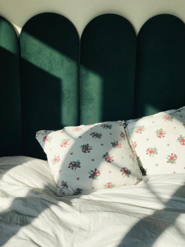 un lit avec deux oreillers dessus dans l'établissement Charmant appartement Batignolles, à Paris