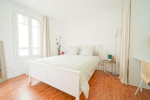 Ένα ή περισσότερα κρεβάτια σε δωμάτιο στο Appartement idéal famille, en duplex et au calme, au pied du métro "Mairie de Saint Ouen"