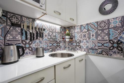 Kuchyňa alebo kuchynka v ubytovaní Gecko Centrum Studio Apartman