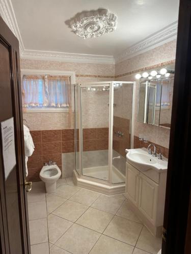 un bagno con doccia, WC e lavandino di Chateau Gloria Luxury Villa a Montego Bay