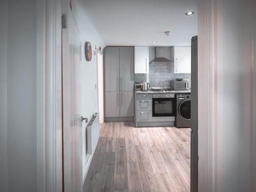 Η κουζίνα ή μικρή κουζίνα στο Cute, Comfortable & Classy Condo