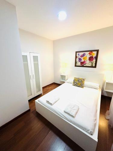 Ένα ή περισσότερα κρεβάτια σε δωμάτιο στο Apartamentos Templo Diana -Vistas Históricas-