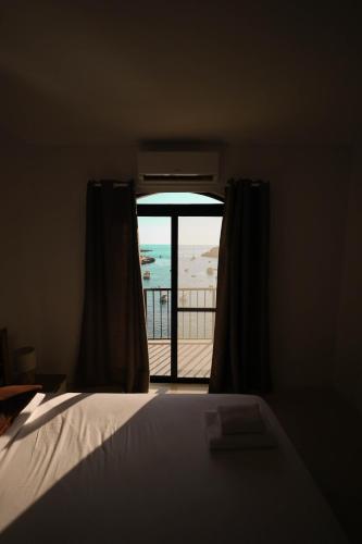 Katil atau katil-katil dalam bilik di Seafront duplex Penthouse with Terrace overlooking Xlendi Bay