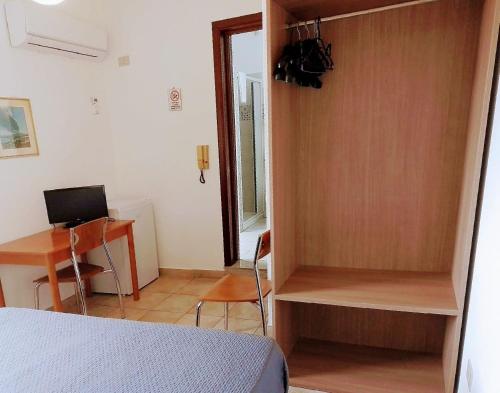 A bed or beds in a room at Hotel Pensione Cundari