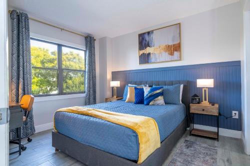 Katil atau katil-katil dalam bilik di Cozy apt 2 bedrooms 1 mile Universal Studios