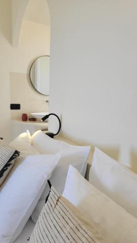 Un ou plusieurs lits dans un hébergement de l'établissement Maeva Suites Santorini