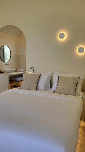Un ou plusieurs lits dans un hébergement de l'établissement Maeva Suites Santorini