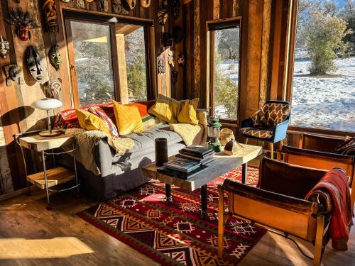 a living room with a couch and a table at Casa La Lenga Patagonia in Villa Cerro Castillo