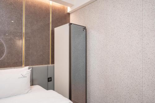 a bedroom with a white bed and a window at Hotel Voll in Seoul