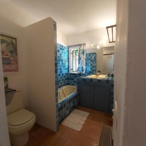 une salle de bain avec toilettes, baignoire et lavabo dans l'établissement La Londe -Studio T1 - Sur la colline, à La Londe-les-Maures