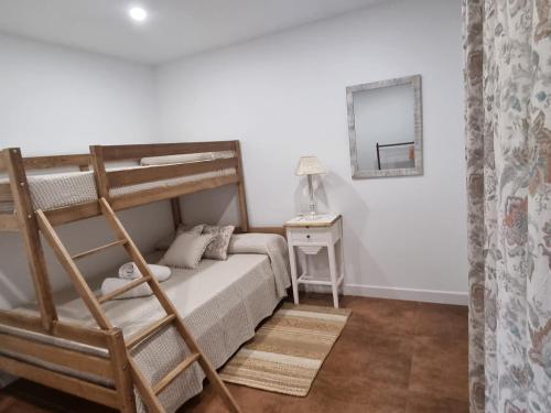 una camera con letto a castello e specchio di Hacienda Santa Barbara a Hornachuelos