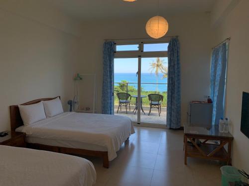Postel nebo postele na pokoji v ubytování 春夏秋冬海景民宿Ocean View Motel