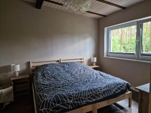 Postel nebo postele na pokoji v ubytování Apartament Sosny 2,3 nad jeziorem OTW Borówno Wielkie