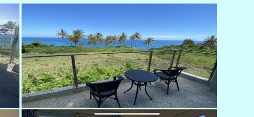 a balcony with a table and chairs and the ocean at 春夏秋冬海景民宿Ocean View Motel in Chenggong
