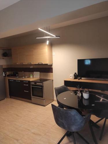 a kitchen with a table and chairs in a room at Bijou by Sea in Perea