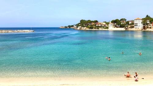 un groupe de personnes dans l'eau sur une plage dans l'établissement Vue sur la Baie de Bandol en famille ou entre amis, à Bandol