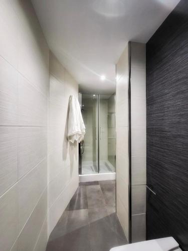 a bathroom with a walk in shower and a toilet at Casa de Arena 1 in Nigrán