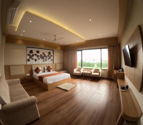 シルディにあるHotel 9 Coinのベッドと大きな窓のある寝室