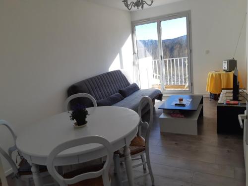 un salon avec un canapé et une table dans l'établissement Résidence oceane, à Amélie-les-Bains-Palalda