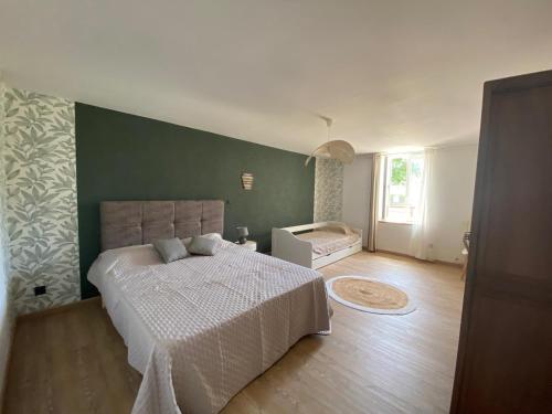 une chambre avec un lit et un mur végétal dans l'établissement Maison du bonheur, à Barbezieux-Saint-Hilaire