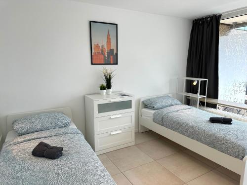 a bedroom with two twin beds and a window at 3-Zimmer Wohnung für Monteure & Geschäftsreisende in Melle
