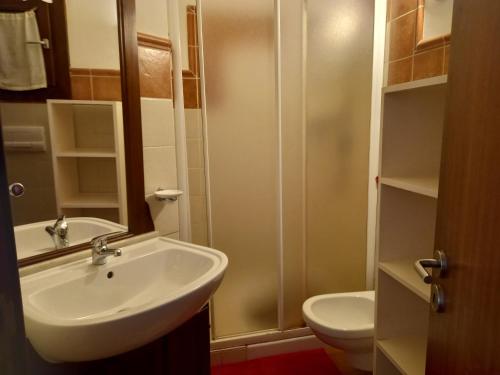 a bathroom with a sink and a toilet at Appartamento t0 n 7 situato complesso turistico porto antico 2 in Santa Maria