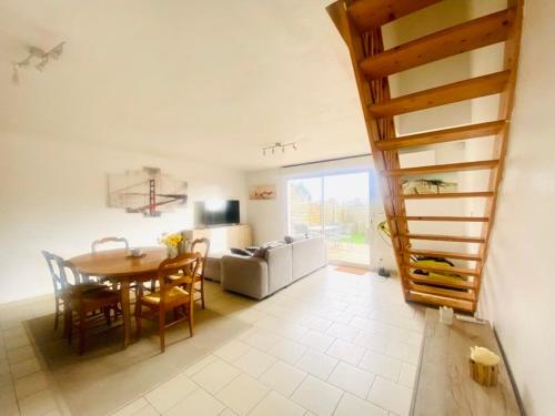 un salon avec une table et un canapé dans l'établissement Maison 1 , possibilité 2 eme maison mitoyenne,Le Crotoy, proche mer - Baie de Somme, au Crotoy