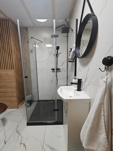 a bathroom with a shower and a sink at Nad Potokiem z Alpakami in Stronie Śląskie