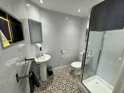 The Jubilee Hotel West- with NEWLY REFURBISHED SPA FACILITIES - GAMESPIT - AND SMOKEHOUSEにあるバスルーム