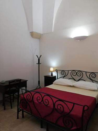 Una cama o camas en una habitación de CH Guest Rooms