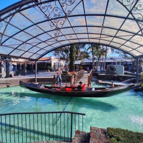 a gondola in the water under a bridge at Quartos na Montanha in Siderópolis