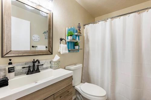 Ένα μπάνιο στο Sand Dollar Haven at Seaside Beach Club Unit 306