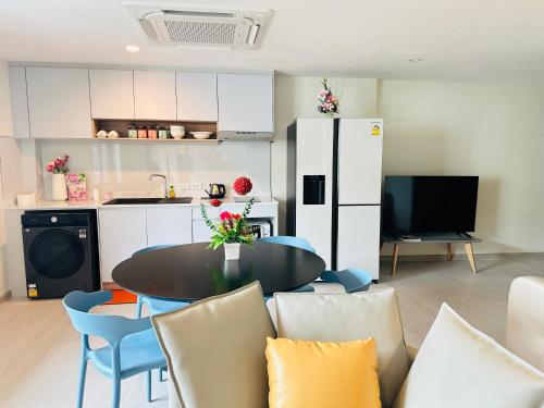 a kitchen and a dining room with a table and chairs at New Ekamai Thonglor Luxury Home near 711, BTS, Mall in Klong Toi