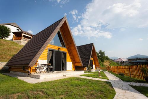 una casa pequeña con techo inclinado en Waterfront Peace, en Mojkovac