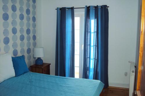 Katil atau katil-katil dalam bilik di Odeceixe Beach Apartments