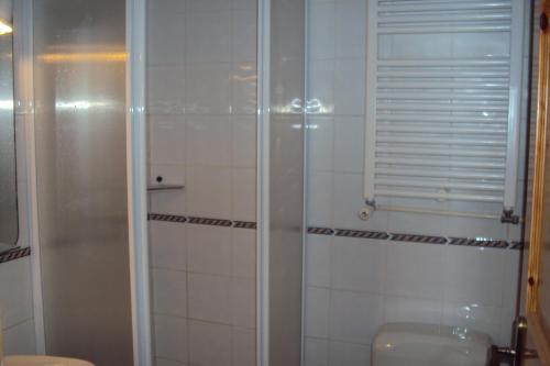 Bilik mandi di Odeceixe Beach Apartments