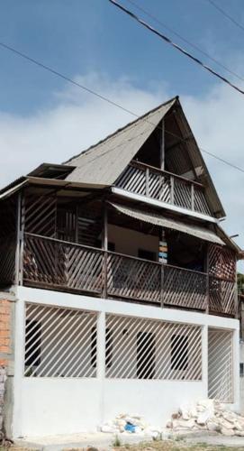 a large house with a white at Chalé Maison Blanche in Maracanã