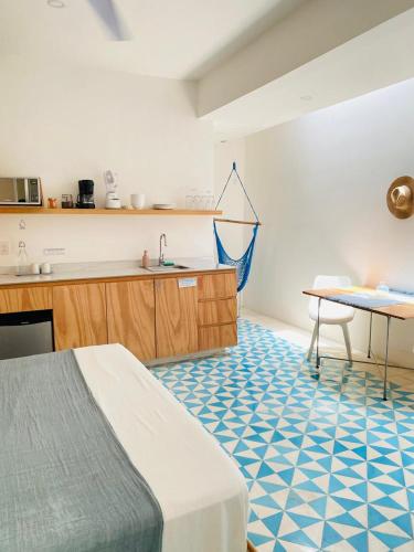 a room with a kitchen with a bed and a table at Studios Downtown Cancun in Cancún