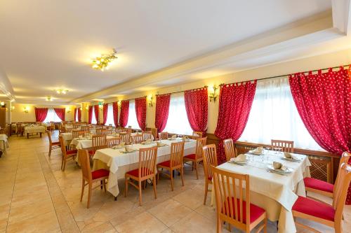 Reštaurácia alebo iné gastronomické zariadenie v ubytovaní Hotel Trieste