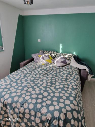 Postel nebo postele na pokoji v ubytování Studio tout confort proche des thermes
