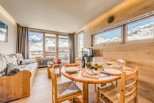 un salon avec une table et un canapé dans l'établissement Résidence Tour Du Lac - Appartement 3 entièrement rénové, vue époustouflante MAE-3431, à Tignes