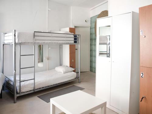 Llit o llits en una habitació de Boga Hostel