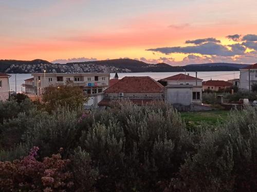Apartment Kyra with terrace and garden