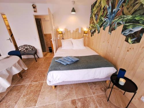 a bedroom with a bed in a room at Studio LILAS avec terrasse au calme in Montreuil